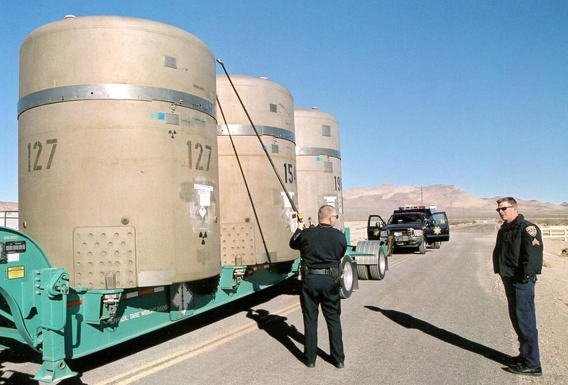 Inspección de un convoy con residuos transuránicos peligrosos. Foto: Administración de Seguridad Nuclear de Estados Unidos. Wikimedia Commons